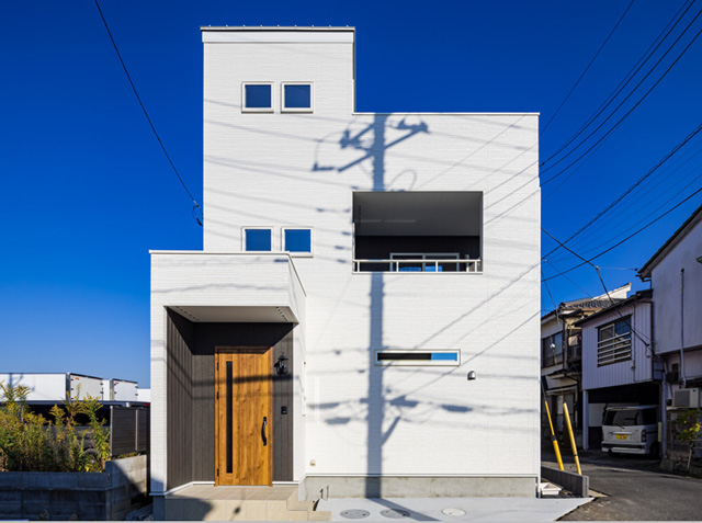 憧れの屋上が実現！ 北欧風3階建ての家