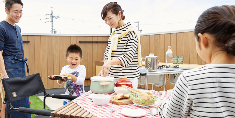 屋上庭園で食事している画像