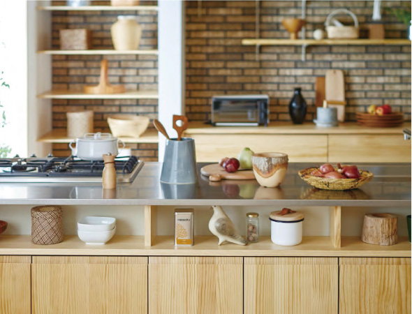 無垢のパイン材を面材に使用したシステムキッチン。キッチン収納とコーディネートして、あなただけのキッチンを一緒に考えてみませんか。